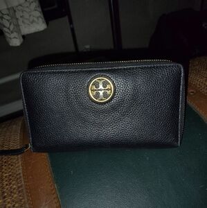Tory Burch Black Pebbled Leather Wallet Authentic with Gold Emblem